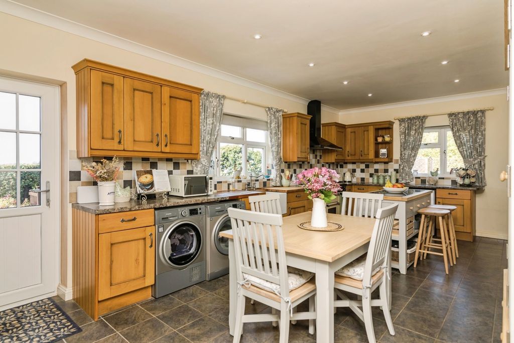 Property photo 3 of 17 Kitchen