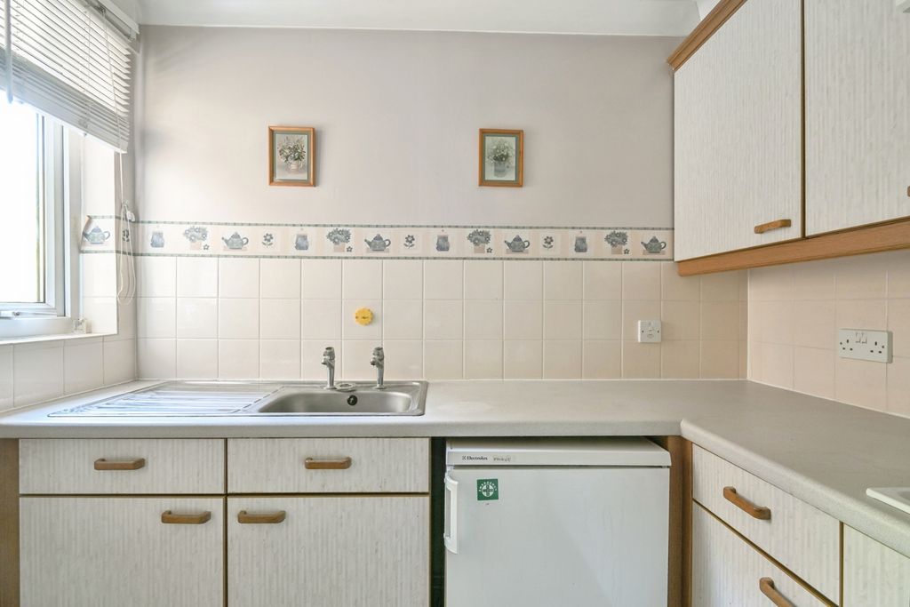 Property photo 3 of 12 Kitchen