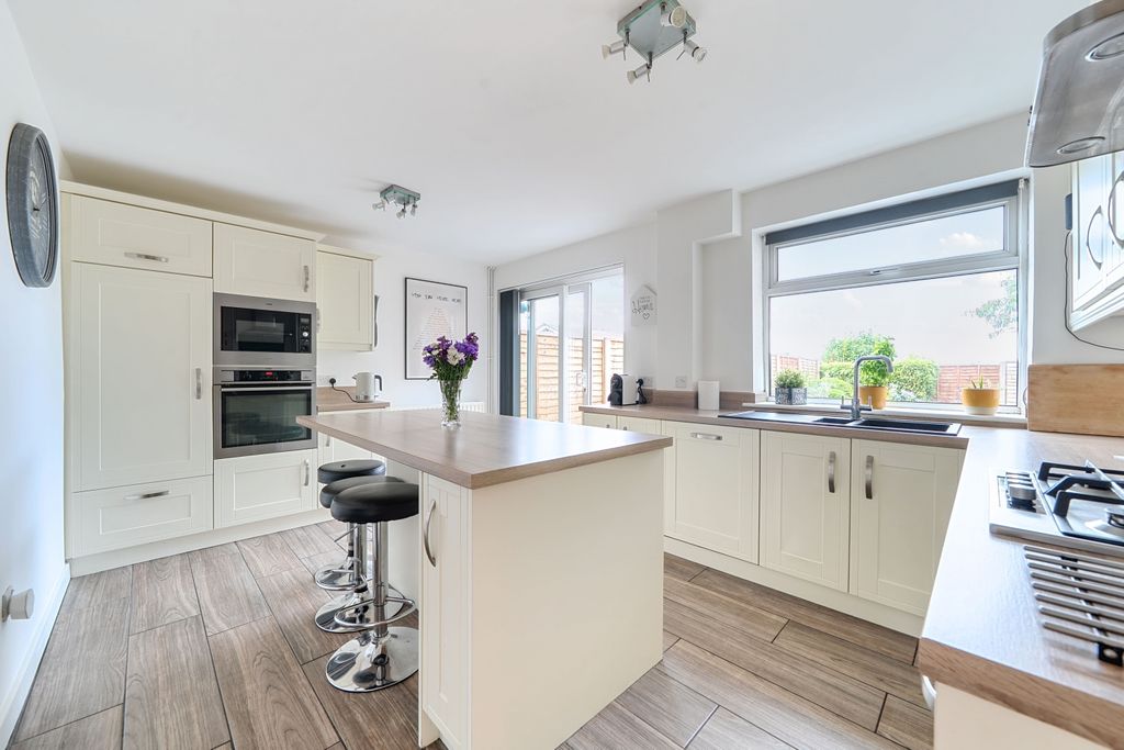 Property photo 3 of 17 1327486-11-688c8c0F0A4c3