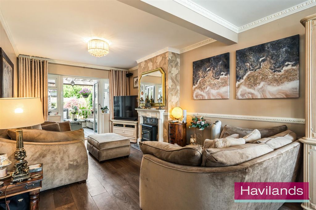 Property photo 2 of 22 Burnham Close-13.Jpg