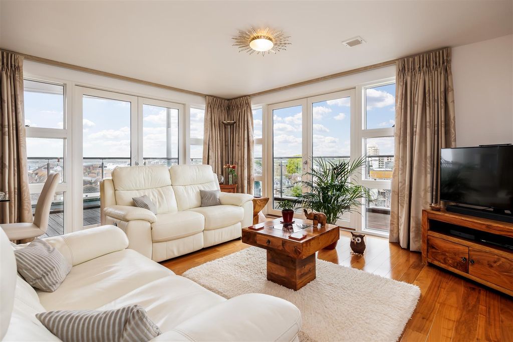 Property photo 3 of 21 510Orchardplaza-11.Jpg
