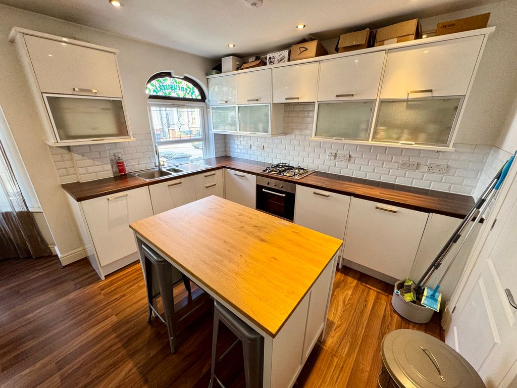Property photo 3 of 7 Flat B 32 Farnham Road - Kitchen