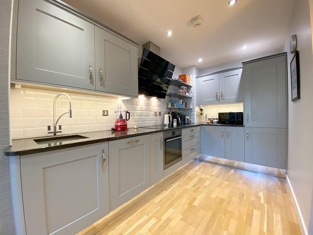 Property photo 3 of 12 Kitchen