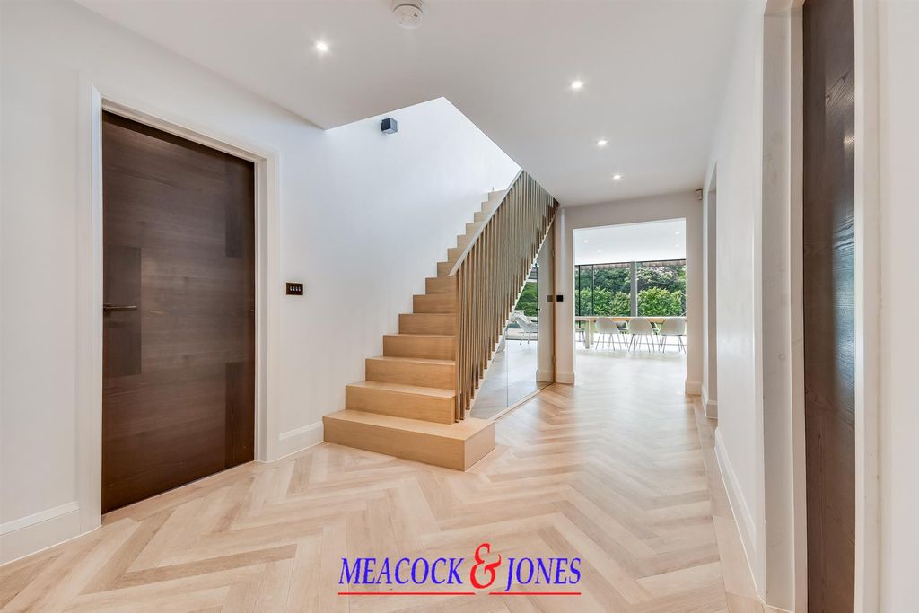 5 bed detached house for saleHeronway, Hutton Mount, Brentwood CM13 photo 4