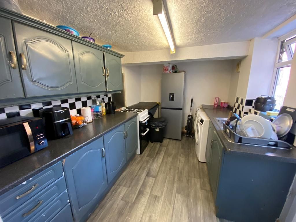 Property photo 3 of 9 Kitchen