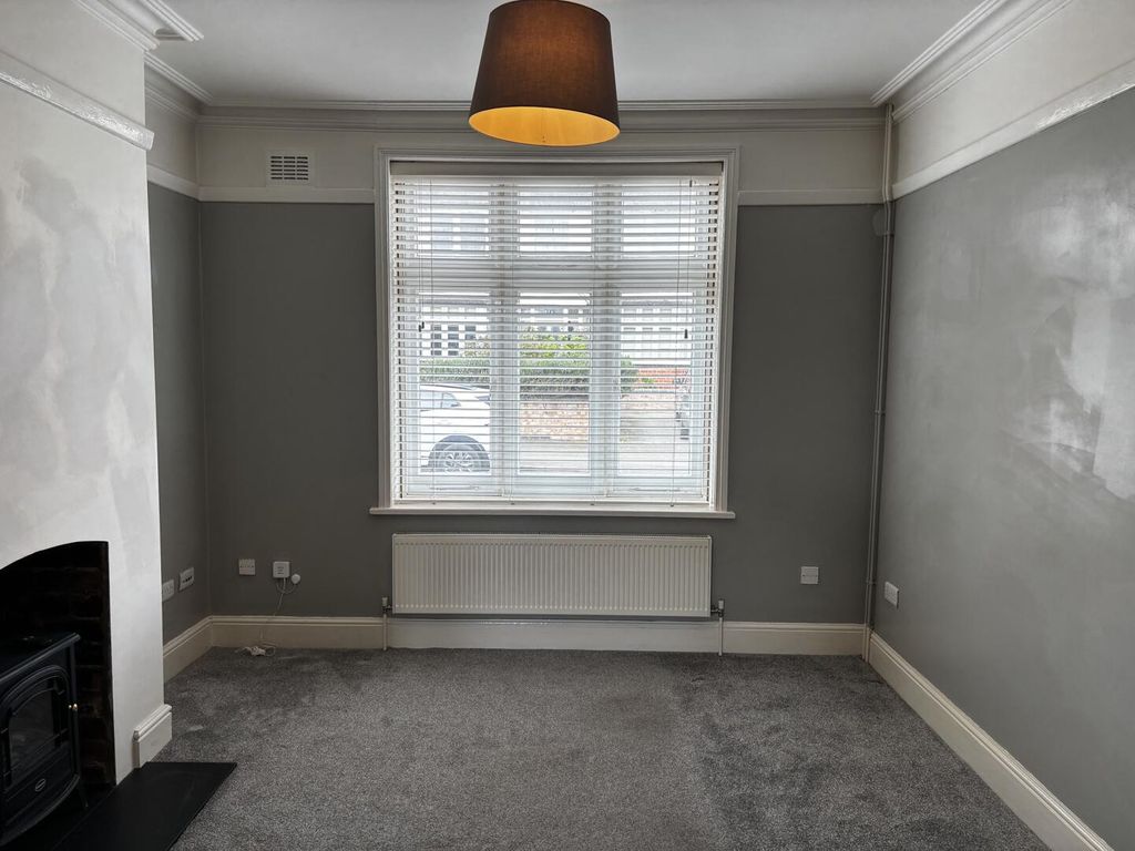 Property photo 3 of 18 Living Room