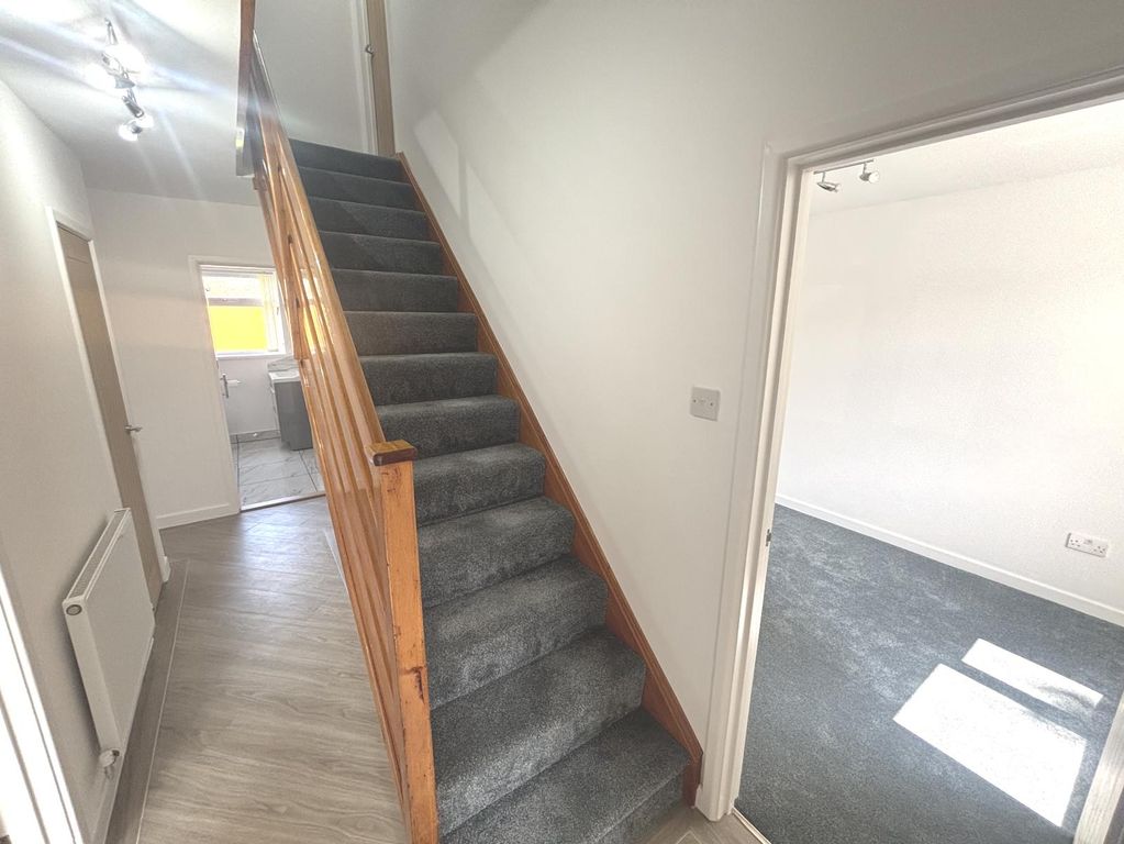 Property photo 3 of 22 Entrance Hall