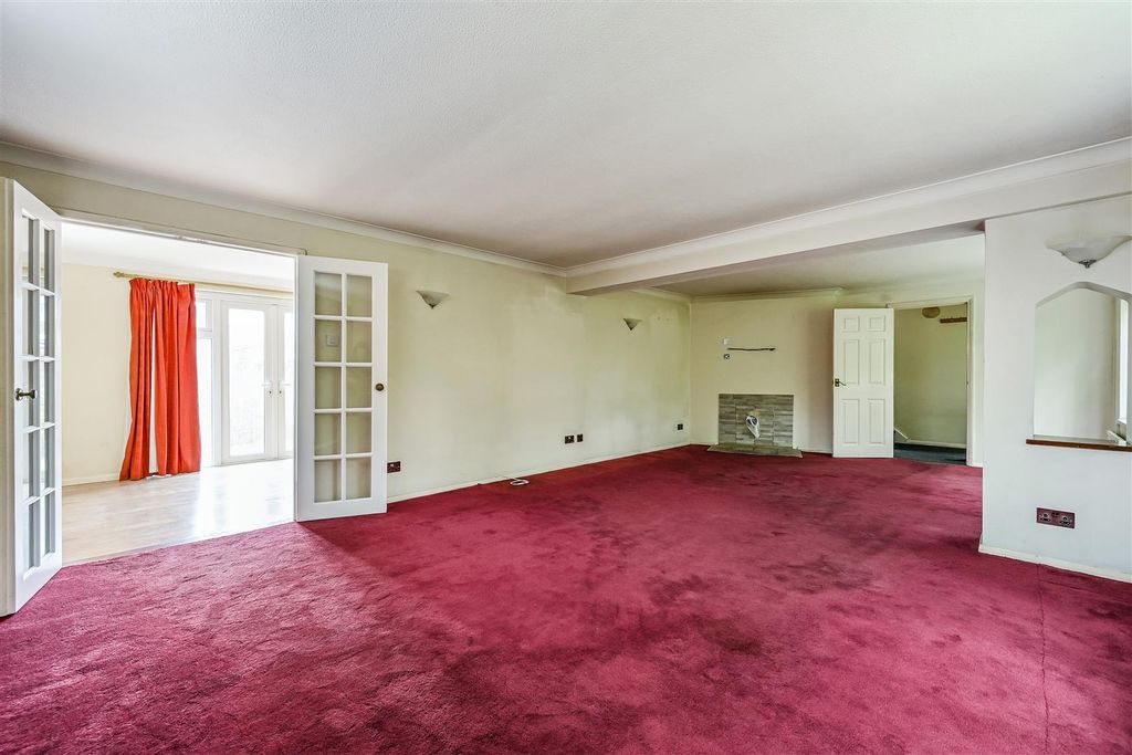 Property photo 3 of 22 Lounge