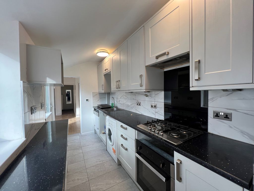 Property photo 3 of 9 Kitchen