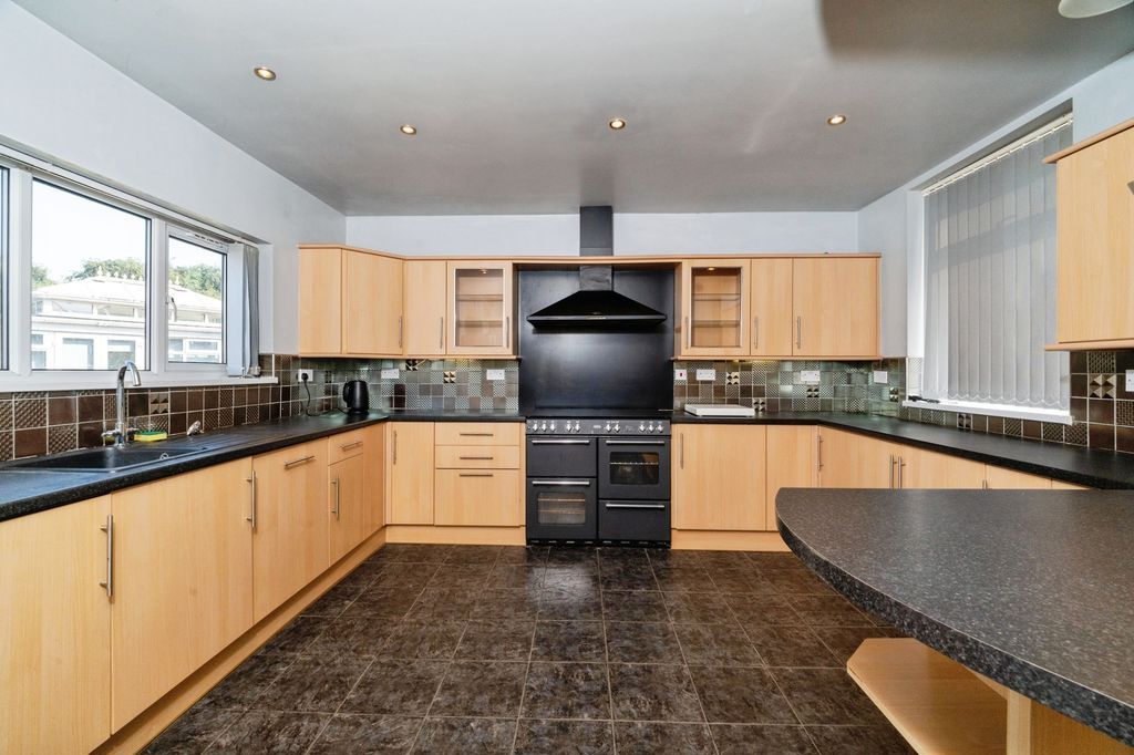 Property photo 3 of 16 Kitchen