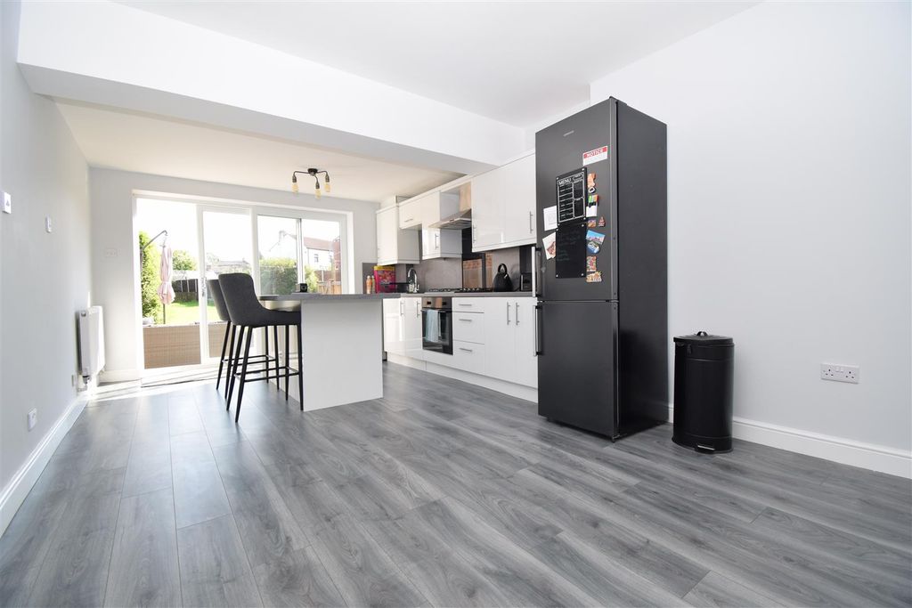 Property photo 3 of 10 Kitchen/Dining Room