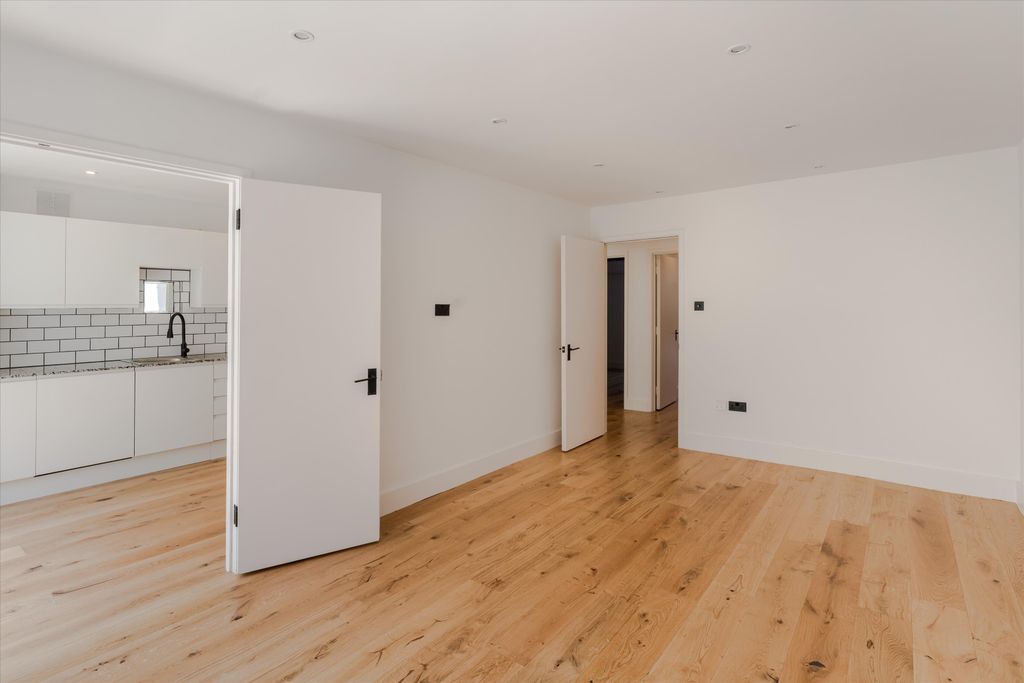 Property photo 3 of 18 Image