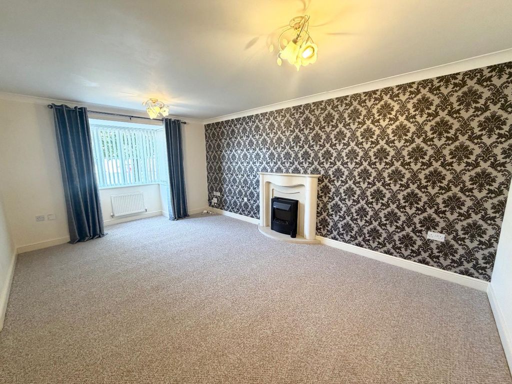 Property photo 2 of 16 Lounge
