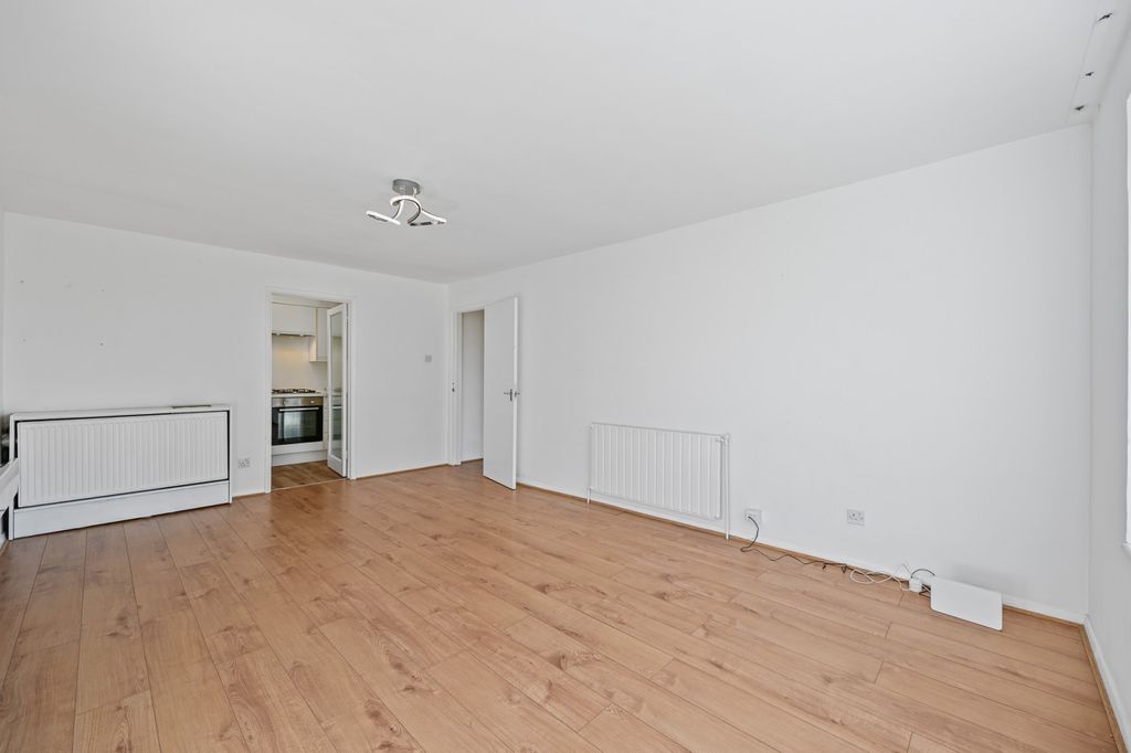 Property photo 3 of 10 Rcbb- Flat 7 Kingsclere Court- Reception 6 (1)