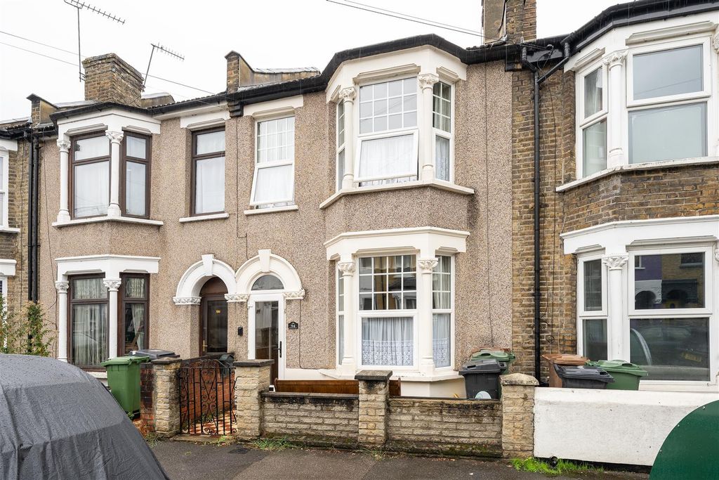 Property photo 1 of 20 Lynmouth Road, E17