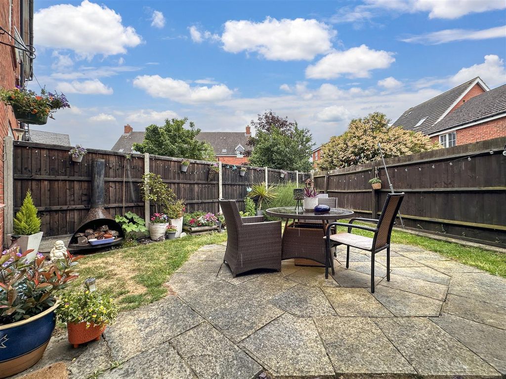 Property photo 3 of 22 Low-Maintenance Garden 858