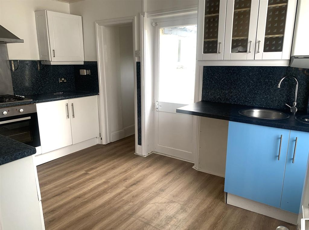 Property photo 3 of 9 Kitchen