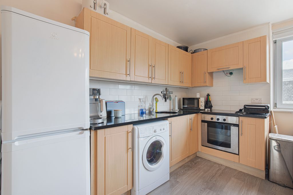 Property photo 3 of 11 Kitchen
