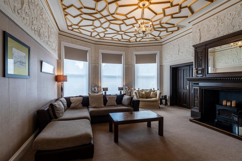 Property photo 3 of 40 Lounge