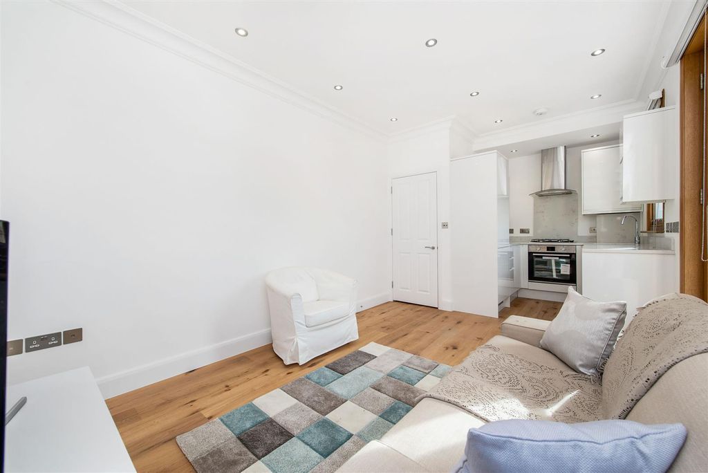Property photo 2 of 10 31493_Davies__And__Davies_Flat_1_67A_Stroud_Green_