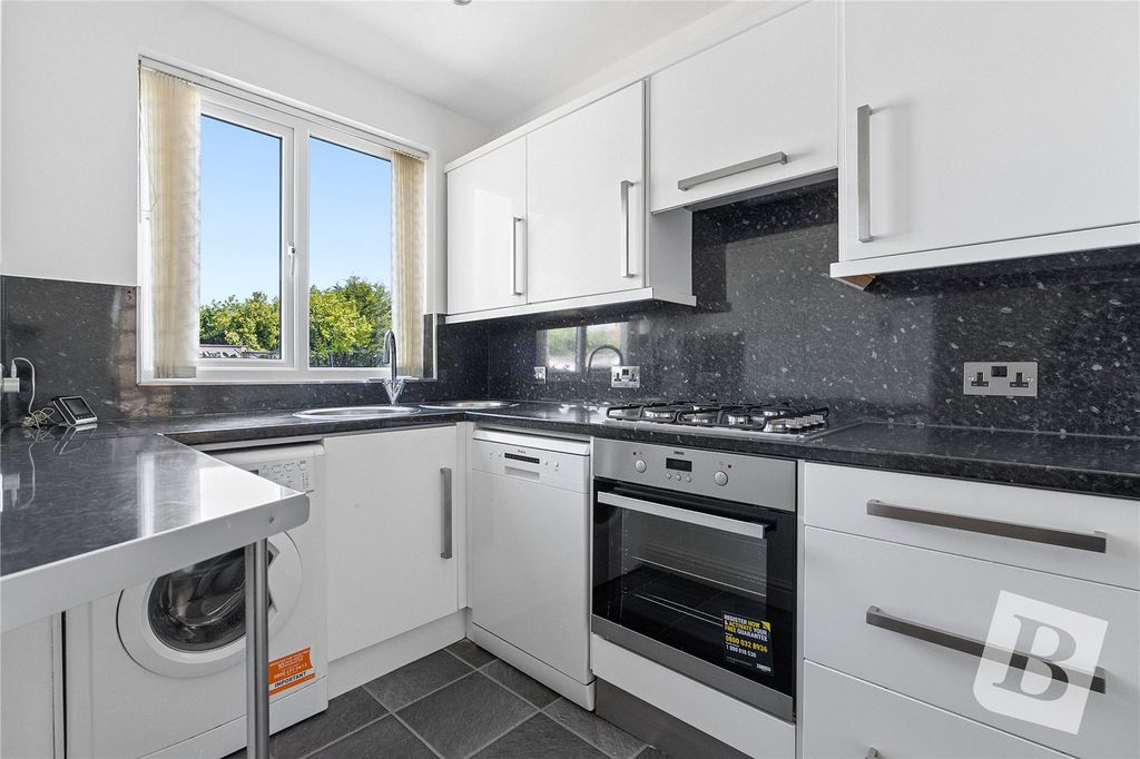 Property photo 3 of 11 Kitchen