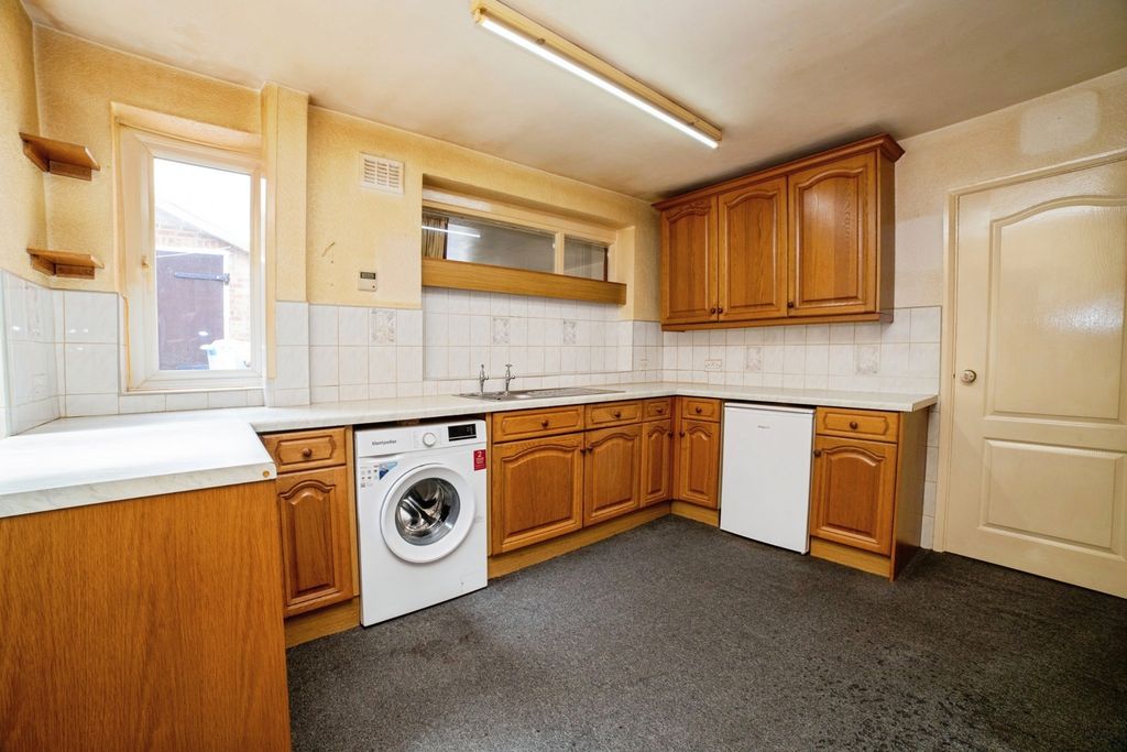 Property photo 3 of 17 Kitchen