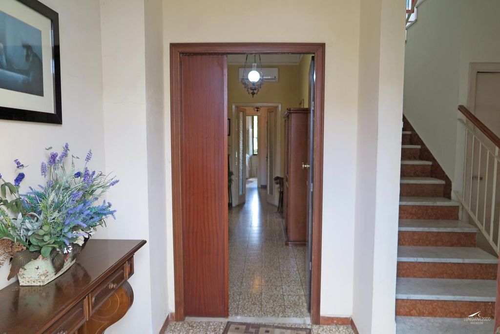 Property photo 2 of 33