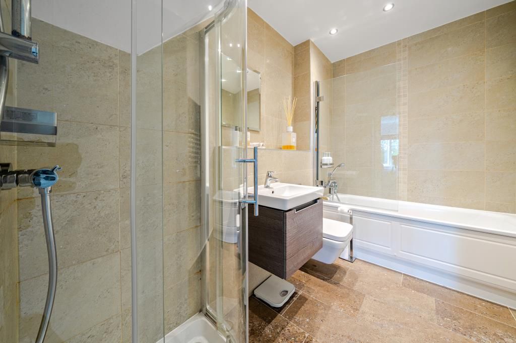 Property photo 2 of 23 Bathroom
