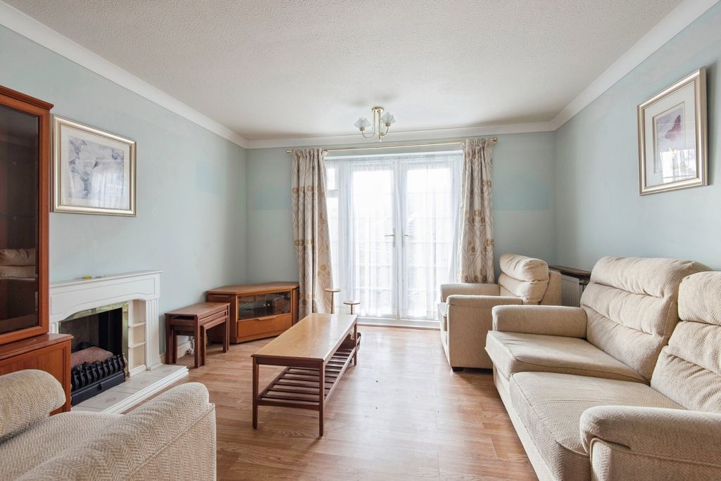 Property photo 2 of 18 Lounge