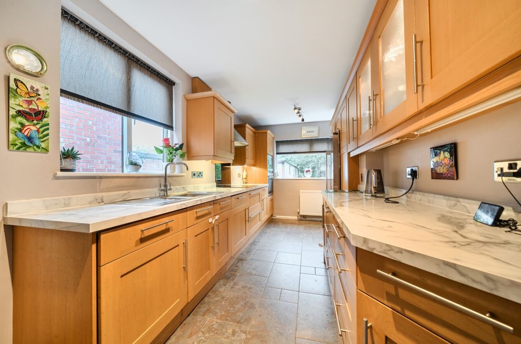 Property photo 3 of 26 1376808-18-690E3229025Eb