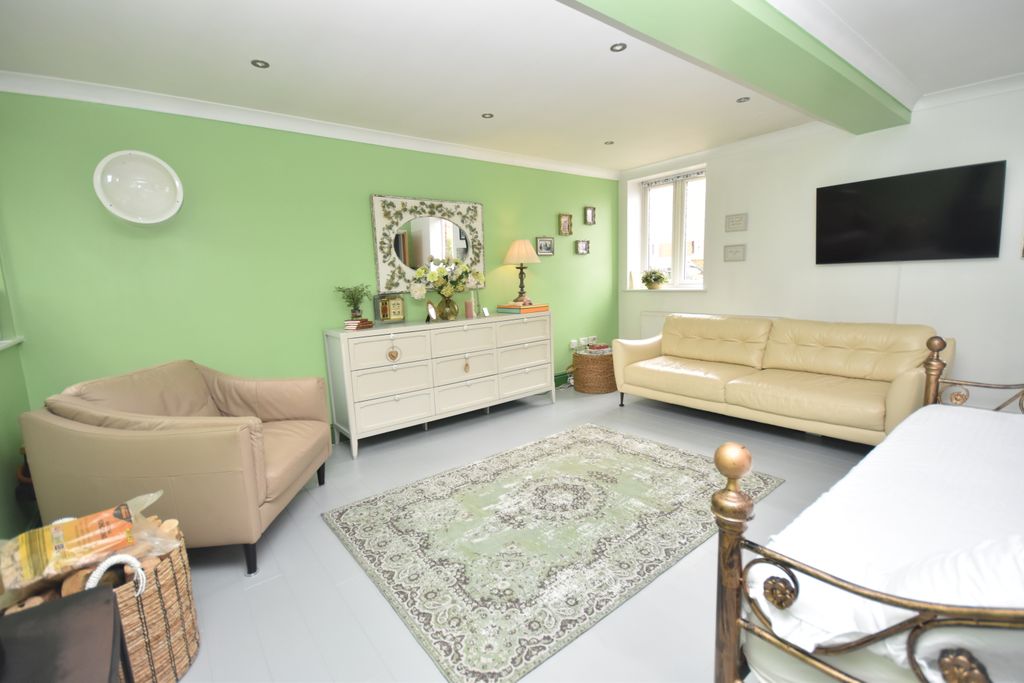 Property photo 2 of 17 Lounge