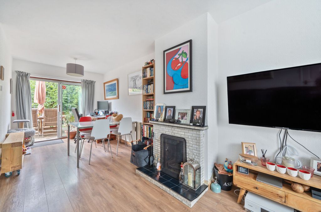 Property photo 1 of 11 1329834-6-6881050...