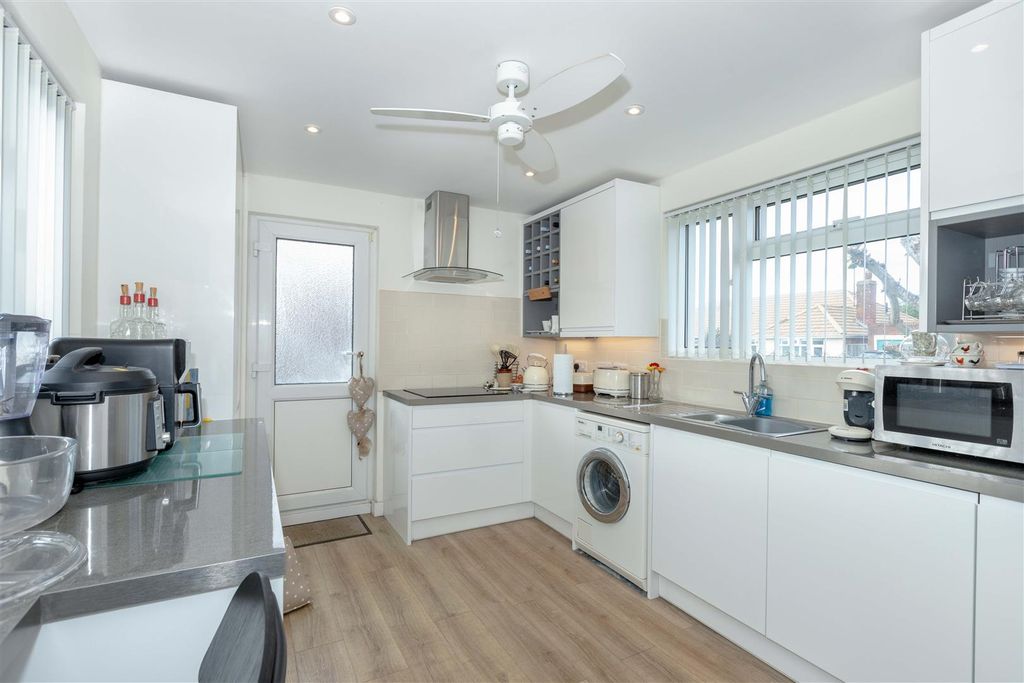 Property photo 3 of 11 102 Meadow Road_5.Jpg
