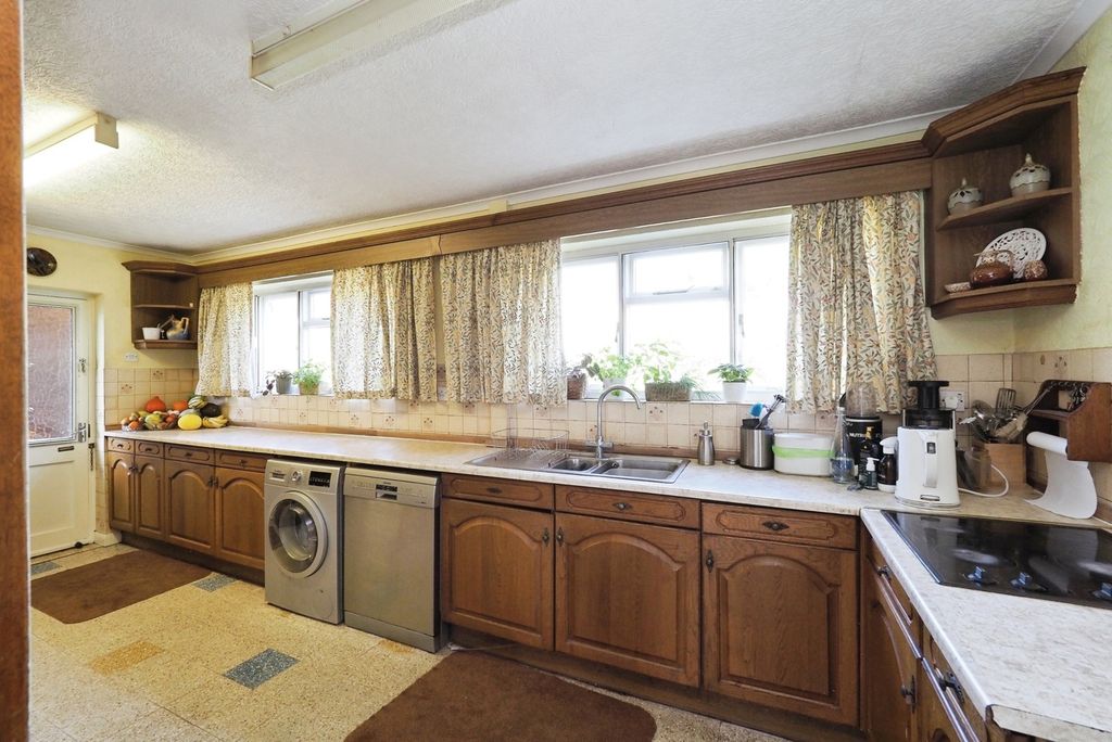 Property photo 3 of 18 Kitchen