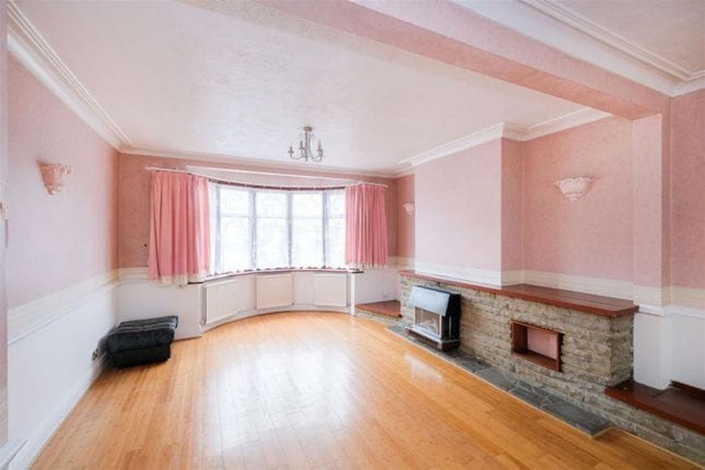 Property photo 3 of 27 Living Room