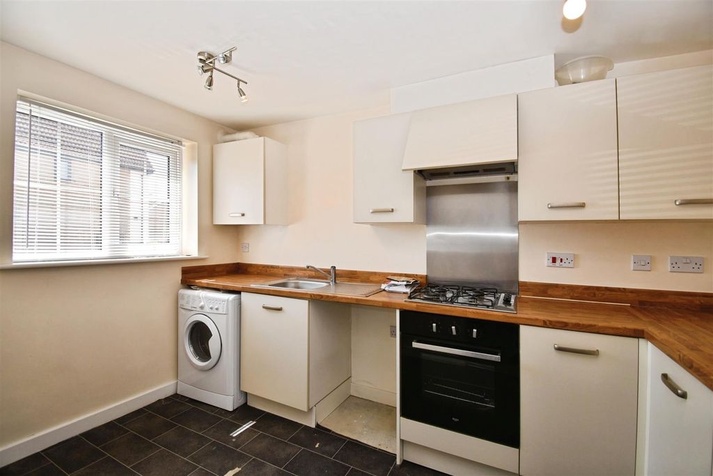 Property photo 3 of 8 Kitchen