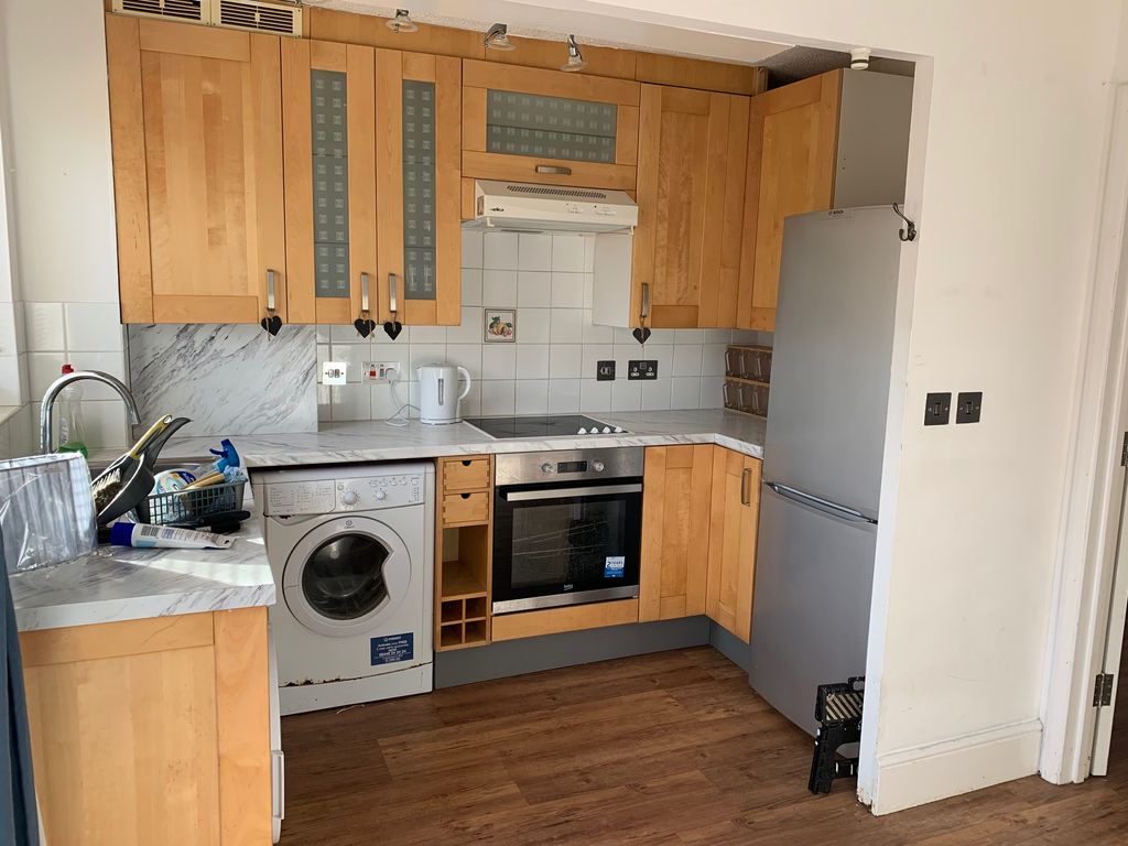 Property photo 2 of 6 Kitchen