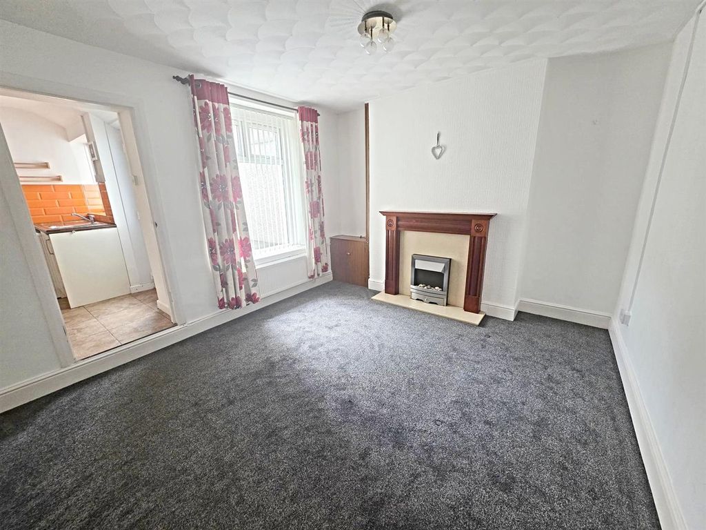 Property photo 3 of 11 Living Room