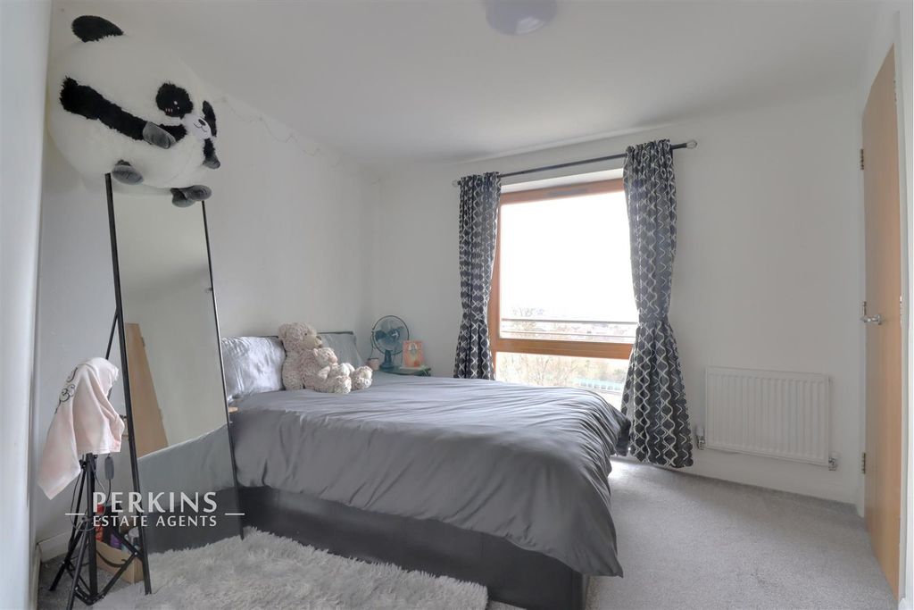 Property photo 3 of 7 Bed 1.Jpg