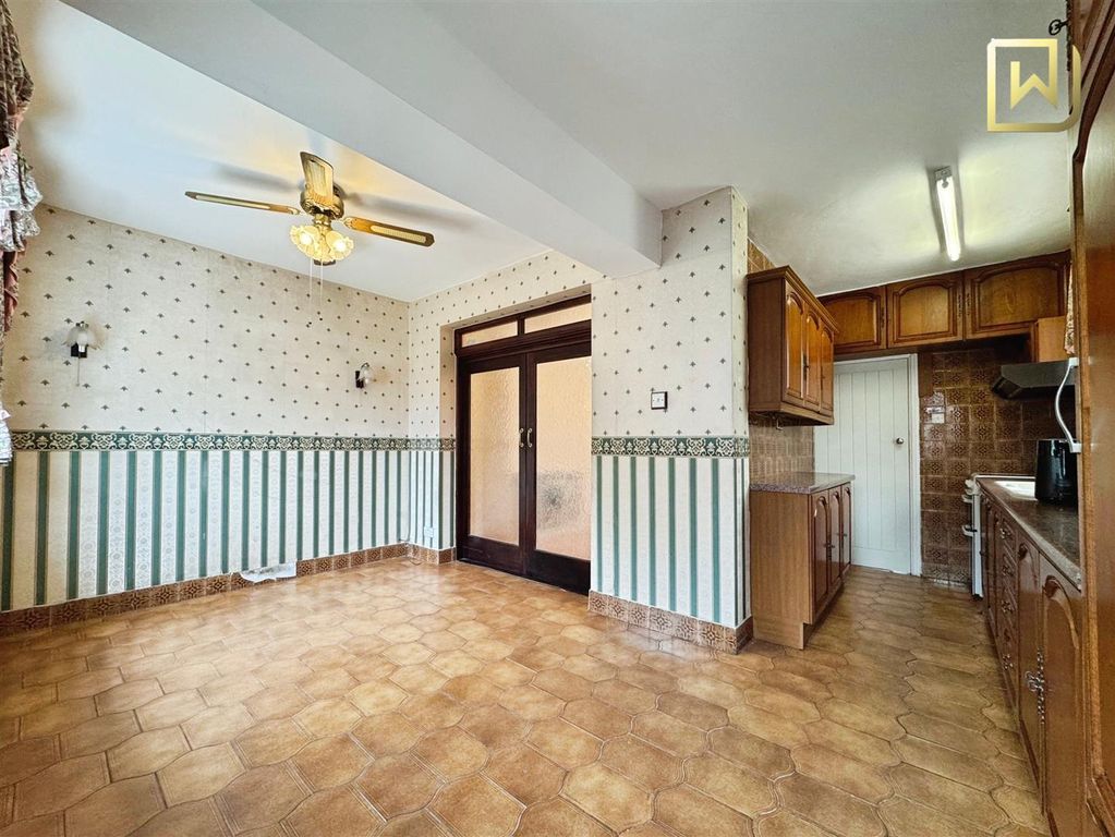 Property photo 2 of 18 Kitchen