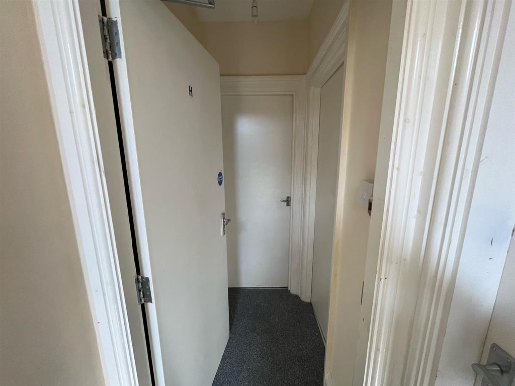 Property photo 2 of 11 Entrance Hall