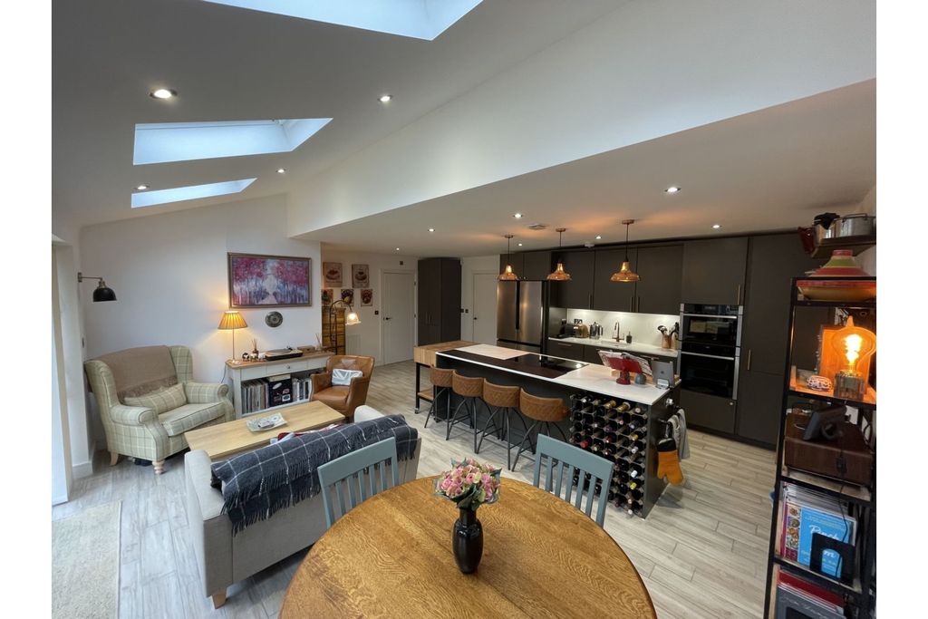 Property photo 2 of 26