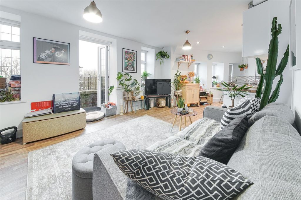 Property photo 2 of 9