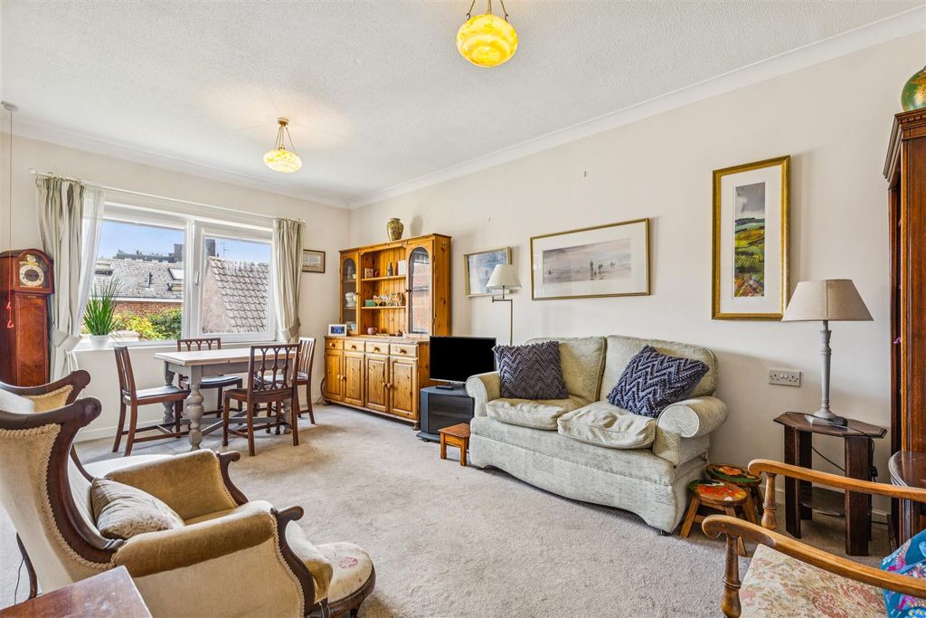 Property photo 1 of 10 Homecross House, W4 - For Sale