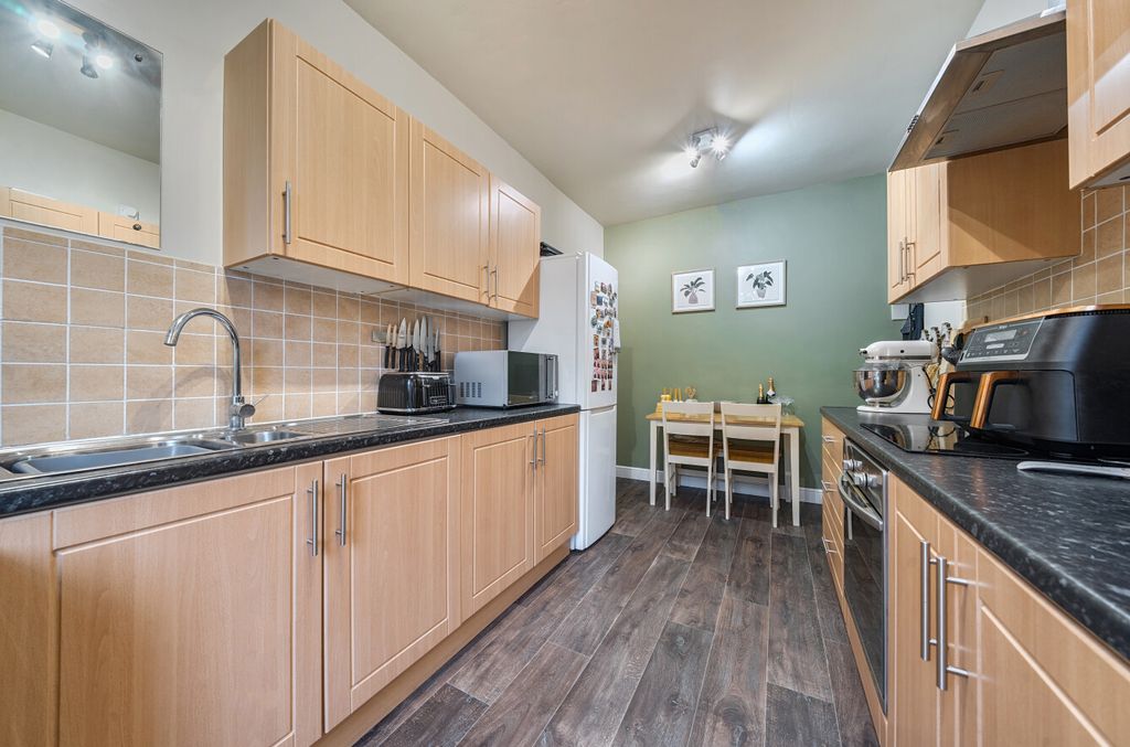 Property photo 3 of 22 1407121-12-6985E1...