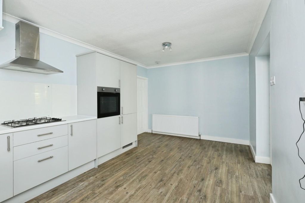 Property photo 3 of 18 Kitchen