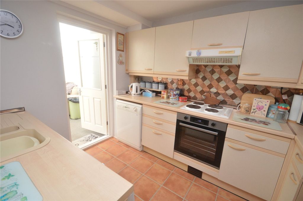 Property photo 3 of 17 Kitchen