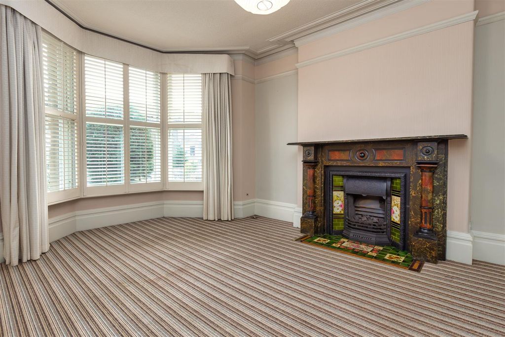 Property photo 2 of 25