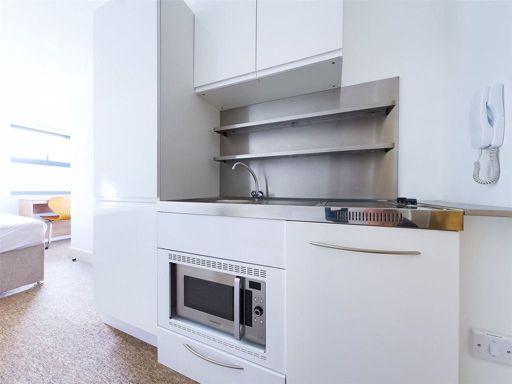 Property photo 3 of 7 Kitchenette