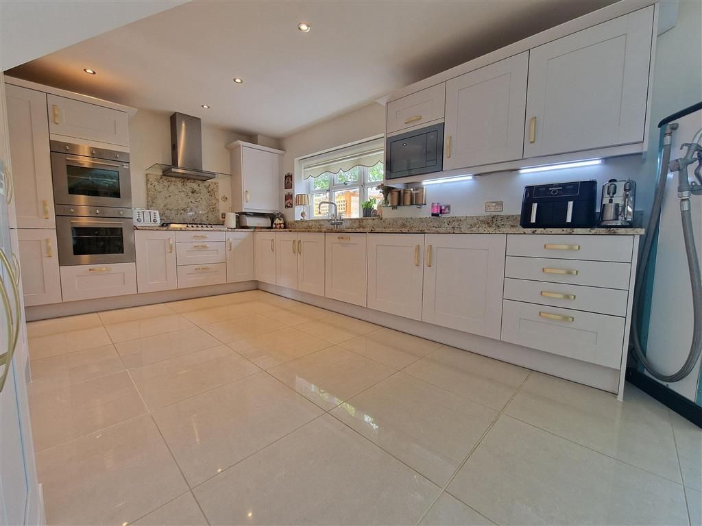 Property photo 3 of 17 Kitchen
